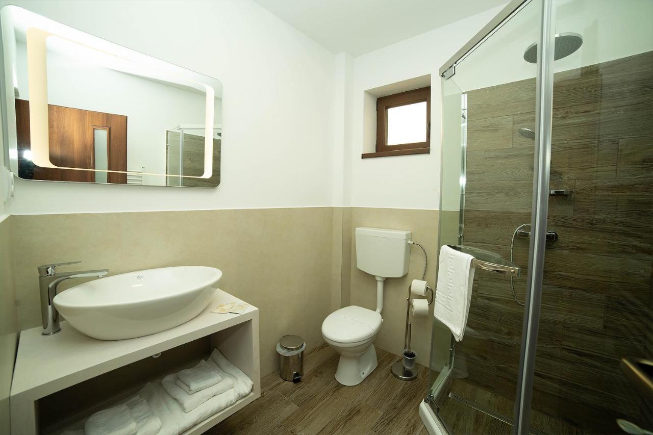 Pensiunea Casablanca Reghin Buitenkant foto